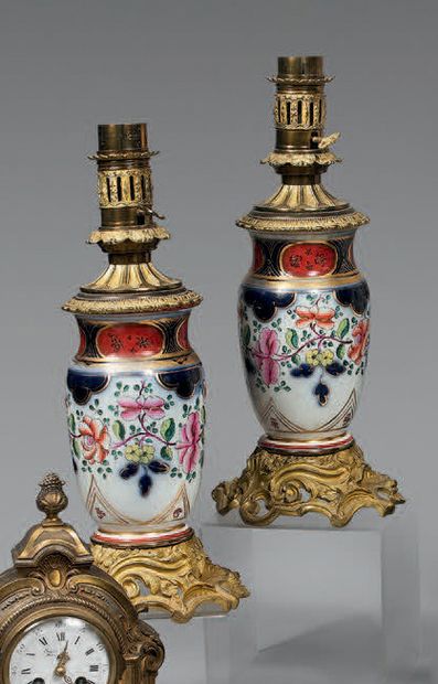 null Paire de lampes à pétrole formées d'un vase en porcelaine de Bayeux, à décor...