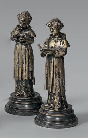 null Paire de statuettes en bronze argenté, figurant deux enfants de choeur. L'un...