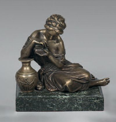 null Statue en bronze patiné, représentant Pandore assise et appuyée sur un vase...