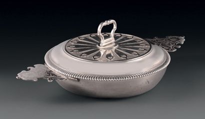 null Covered silver bowl, the ears with cut out contours, chiseled with a shell and...