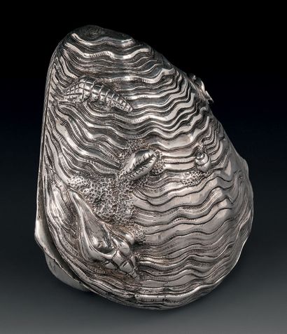 null Silver snuffbox, oyster-shaped, flat, inlaid with seaweed and shells, the interior...