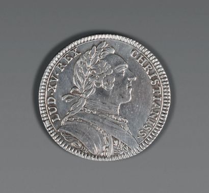 null FRANCE. Jeton en argent, Louis XV.
Avers : buste de Louis XV lauré à droite.
Revers...