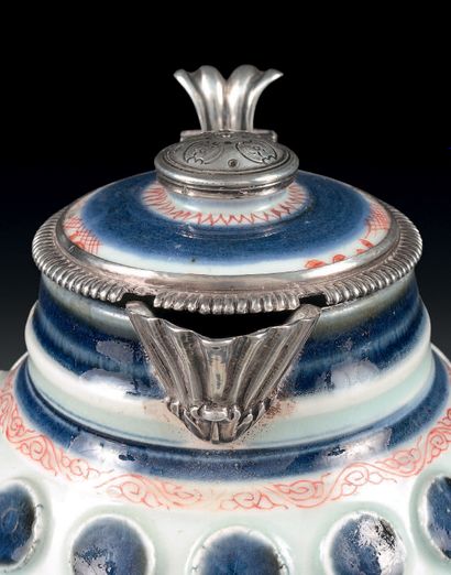 null Pot couvert en porcelaine du Japon, fours d'Arita, à décor en bleu sous couverte...