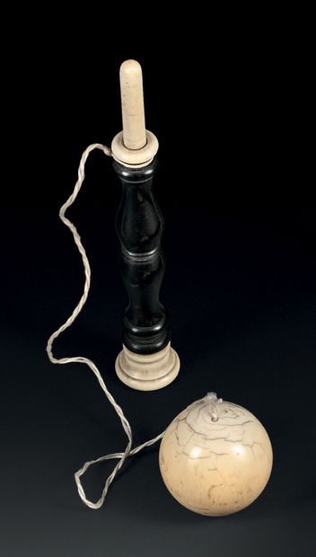 null Bilboquet en ivoire et palissandre, le manche balustre.
France, XIXe siècle.
H....
