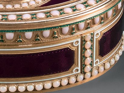 null Gold and polychrome enamel oval snuffbox, with purple guilloche decoration,...