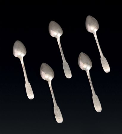 null Cinq cuillères à café en argent, modèle uni-plat, gravée sur la spatule P.F.N.
Poinçon...