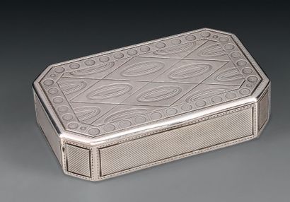 null Rectangular silver snuffbox, the lid and the reverse side decorated with oval...