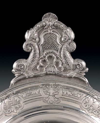 null Covered silver bowl, the ears with contours decorated with two opposite dolphins...