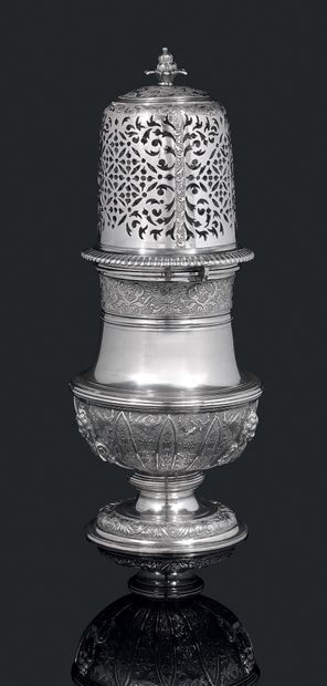 null Saupoudroir in silver, of baluster form, posing on a pedestal chiseled of foliage;...