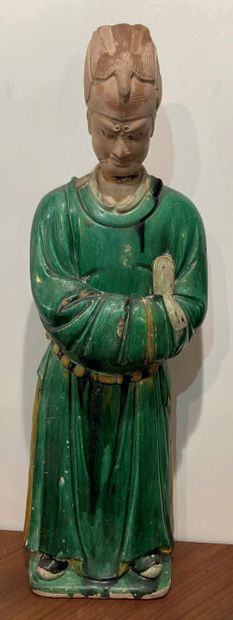 CHINE - Epoque MING (1368 - 1644). Important statue of a dignitary in green enameled...
