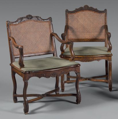 null 
Deux fauteuils pouvant former paire, en bois naturel mouluré et sculpté de...