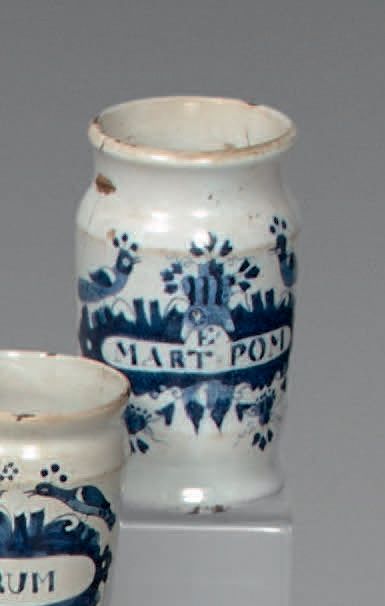 HOLLANDE, XIXe siècle. Pot en faïence à décor de volatiles en camaïeu bleu, marqué...