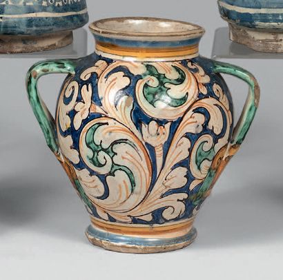ITALIE (MONTELUPO), fin du XVIe siècle. Vase à pharmacie en faïence, à deux anses,...