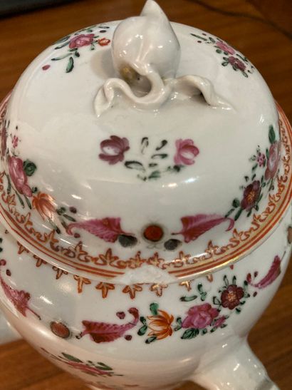 COMPAGNIE DE INDES, XVIIIe siècle. Grande verseuse à manche latéral en porcelaine...