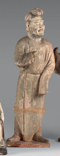 CHINE - Époque TANG (618-907). Mingqi en terre cuite et traces de polychromie figurant...