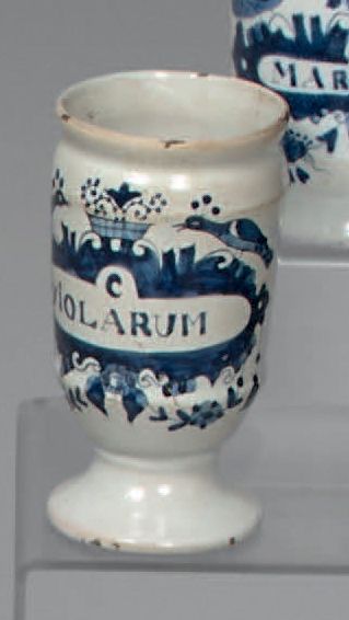 HOLLANDE, XIXe siècle. Pot sur piédouche en faïence, à décor de volatiles en camaïeu...