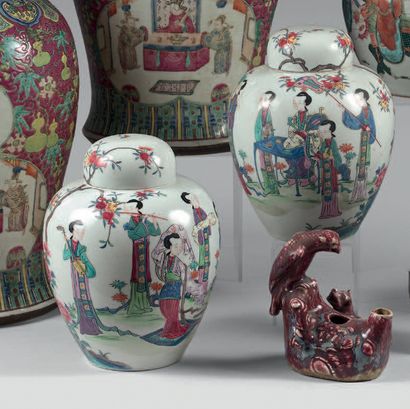 CHINE - XXe siècle. Paire de pots à gingembre en porcelaine émaillée polychrome figurant...
