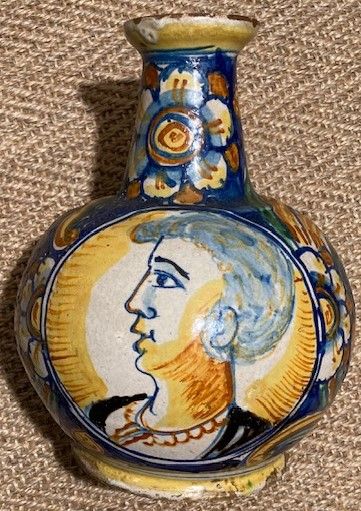 ITALIE (SICILE), XVIIe siècle. Vase en faïence, à décor d'un profil dans un médaillon...