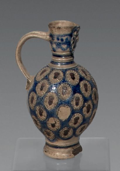 ALLEMAGNE (RAEREN), XVIIIe siècle. Pichet en grès émaillé bleu et brun. H. : 27 cm....