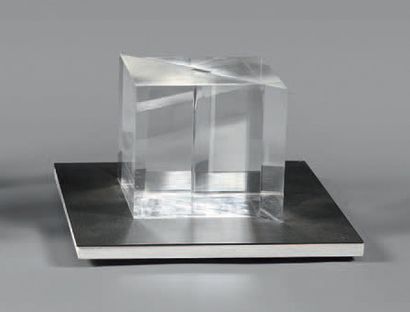 Terry HAASS (1923-2016) : Sculpture in Plexiglas. Cube in two offset parts in Plexiglas...