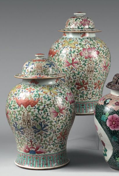 CHINE - Vers 1900. Paire de potiches balustre couvertes en porcelaine émaillée polychrome...