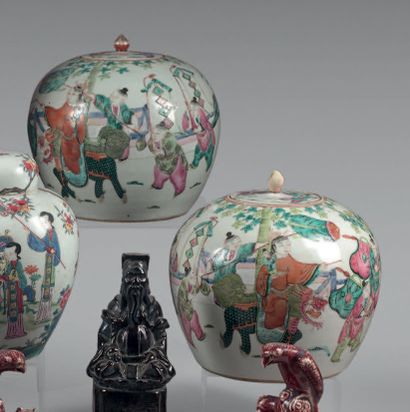 CHINE - Vers 1900. A pair of polychrome enameled porcelain ginger pots decorated...