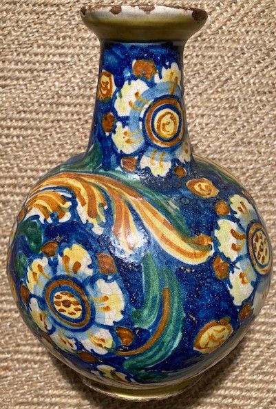 ITALIE (SICILE), XVIIe siècle. Vase en faïence, à décor d'un profil dans un médaillon...