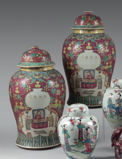 Chine - Début du XXe siècle. Pair of covered baluster pots in polychrome enamelled...