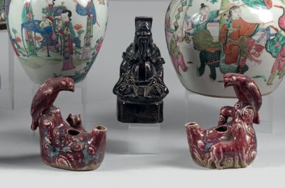 CHINE, Shiwan - XIXe siècle. Pair of stoneware droppers enamelled red flamed featuring...
