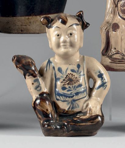 CHINE, Fours de Cizhou - XXe siècle. Verseuse en forme d'un enfant assis en grès...