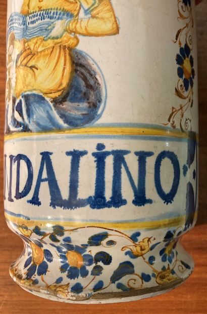 ITALIE (CASTELLI), début du XVIIe siècle. Pot à pharmacie en faïence, à décor d'une...