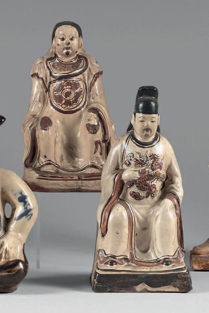 CHINE, Fours de Cizhou - Epoque MING (1368 - 1644). Deux statuettes en grès à engobe...