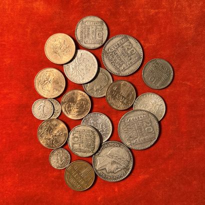 null Dix-neuf anciennes pièces françaises, quelques unes en argent.