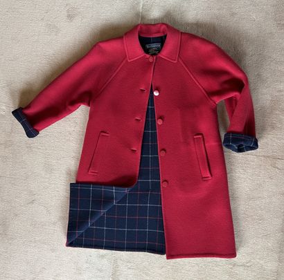 null BURBERRY. Manteau réversible en laine rouge et motif écossais. Taille supposée...
