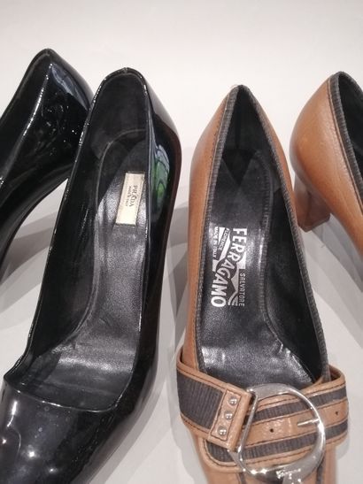 null Deux paires de chaussures : - PRADA Milano. Paire d'escarpins en cuir verni...
