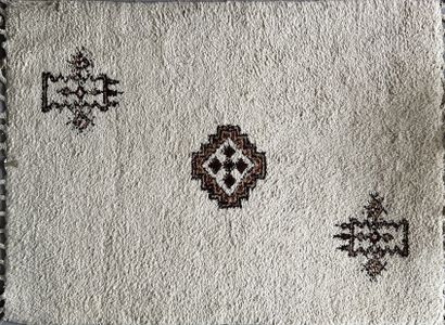 null Tapis : un tapis marocain à fond beige, deux descentes de lit à fond rose, un...