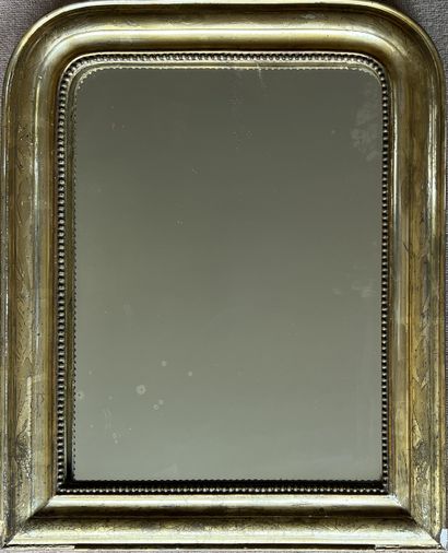 null Petit miroir à entourage en bois doré à frise de perles. 61 x 49 cm. Éclats...