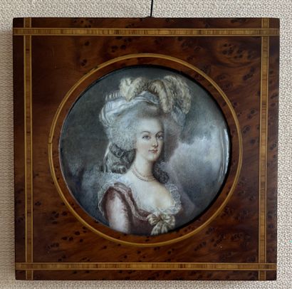 null Miniature ronde représentant le reine Marie-Antoinette, en buste. D. 9 cm. Dans...
