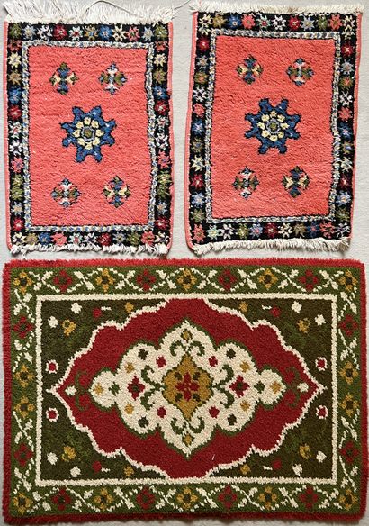 null Tapis : un tapis marocain à fond beige, deux descentes de lit à fond rose, un...