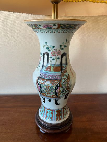 null CHINE, XXe siècle. Vase balustre en porcelaine à décor en émaux polychrome de...