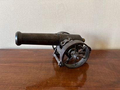 null Réduction en acier d'un canon à deux petites roulettes à l'arrière. L. 24 c...