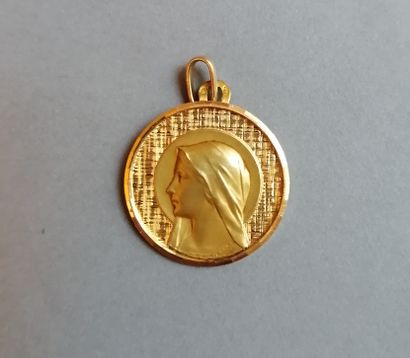 null 
Médaille de la Vierge en or jaune 18K (750). Gravée. Poids : 2,90 g.

Tutelle...