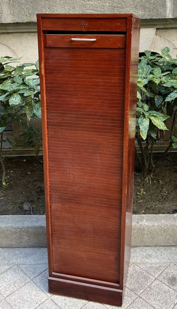 null Meuble classeur en bois verni. H. 150 cm - L. 42,5 cm - P. 37,5 cm.
