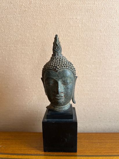 null THAÏLANDE, XVIIe siècle. Tête de bouddha en bronze à patine vert de gris. H....