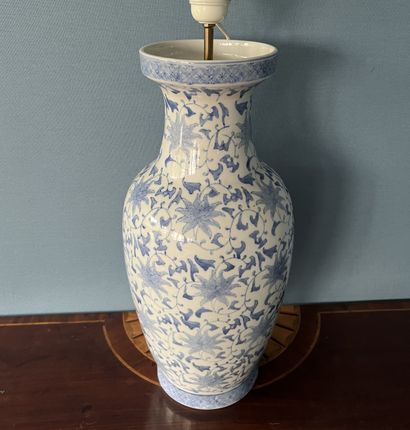 null Vase balustre en porcelaine émaillée en camaïeu de bleu, monté en lampe, Chine...