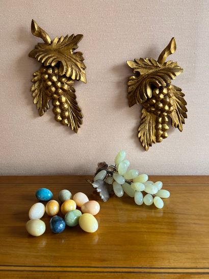 null Paire d'éléments décoratifs en bois doré, représentant des grappes de raisin....