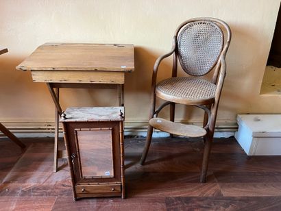 null Lot : - chaise d'enfant en bois courbé, le dossier ovale et l'assise cambrée....
