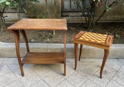 null Ensemble : - petite table d'appoint en chêne (H. 57 cm - L. 49 cm - P. 34 cm)...