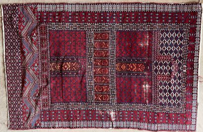 null Tapis d'Orient en laine à réserves de motifs stylisés sur fond rouge. 198 x...
