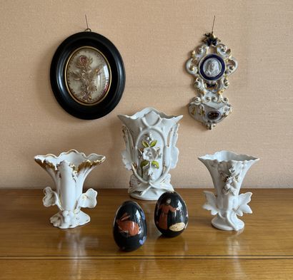 null Ensemble comprenant : quatre vases d'église en porcelaine blanche à décor de...